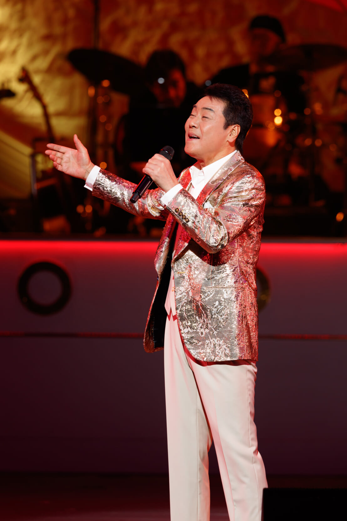 ステージで歌う五木ひろし