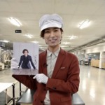山内惠介、CDプレス工場を訪問。自ら20周年記念BOXの梱包作業に参加し、20セット限定で直筆サインも