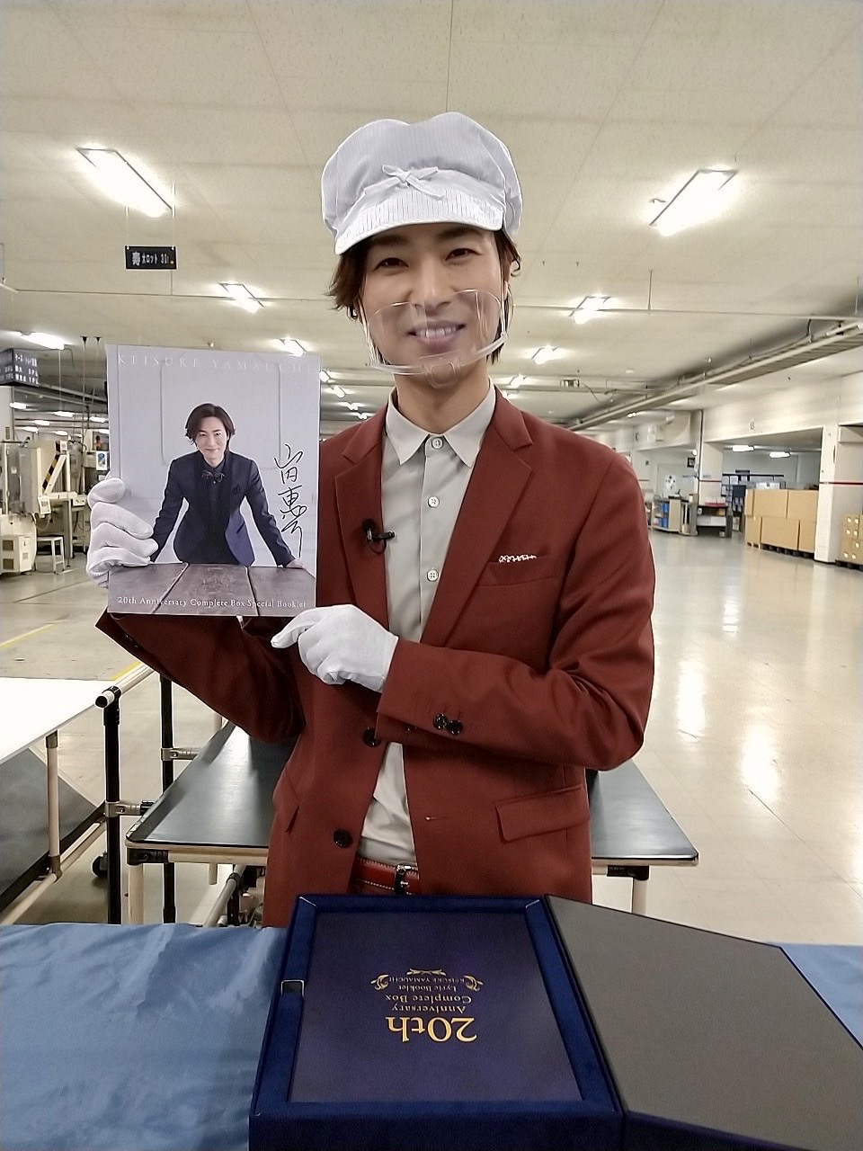 山内惠介、CDプレス工場を訪問。自ら20周年記念BOXの梱包作業に参加し