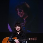 名ギタリスト・安田裕美の一周忌イベント「安田裕美の会」。山崎ハコが亡き夫の音楽への愛を引き継ぐと、1年半ぶりにステージで歌声を披露