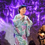 金沢明子が漫談家・ナナオがプロデュースのコンサートで熱唱。民謡を中心に和のステージで観客を楽しませる