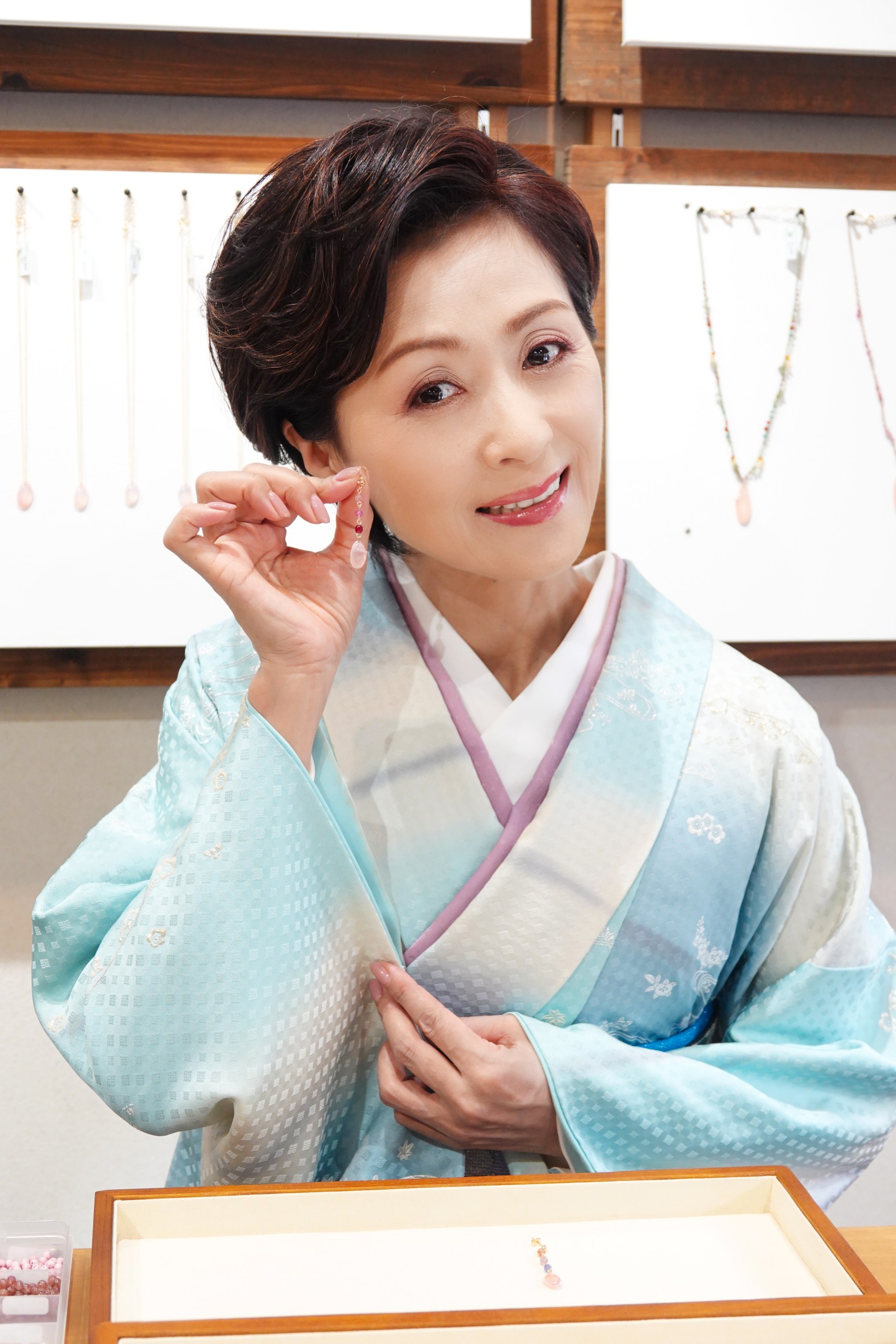 長山洋子が鎌倉でさくら貝のアクセサリーづくりに挑戦。夫婦愛を歌う新曲「今さらねぇ」で幸せを呼び込む - オトカゼ 〜音楽の風〜