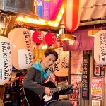 “横丁大使”の真田ナオキが渋谷横丁で弾き語り！ “ホームラン王”ならぬ「“ハスキー王”として紅白初出場を目指します」
