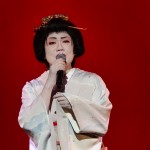 デビュー40周年に向かって！ 女形歌手の北岡ひろしが新春公演でファンを魅了。ゲストの吉田ひろきとはデュエットも披露。