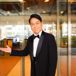 三山ひろしが七変化！　デビュー15周年記念企画「三山ホテルへようこそ」を開催し、ファンの“お客様”をおもてなし。