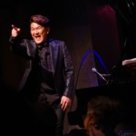 向井浩二がピアノ・ライブを開催。“一音入魂”のパフォーマンスで、デビュー曲「冬の月」など全13曲をピアノの弾き語りで披露