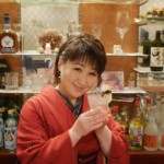 井上由美子はスナックで一日ママに挑戦。新曲「酸恋歌」がオリコンで1位を獲得し、「やっと恩返しができた」と感謝。2杯目のお酒プレゼント企画も。