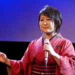 井上由美子が新曲「酔恋歌」発表会。ファンに「今回の新曲がいちばん好き」と報告。ファン80名と「酔恋歌」を合唱
