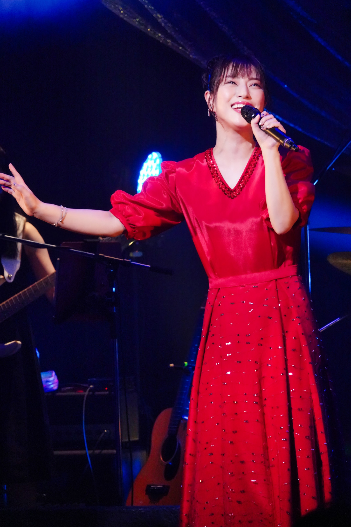 藤井香愛が感謝と涙。5周年コンサートで新しい歌世界を披露し、ファンが「一生ついていく！」と声援 - オトカゼ 〜音楽の風〜