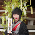 15歳・梅谷心愛が湯島天神宮でデビュー曲「磐越西線ひとり」のヒット祈願！ 新人賞獲得を目指し、「“一生元気”で頑張ります」
