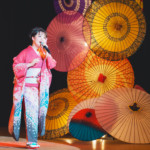 1曲目から涙。朝花美穂が故郷・鳥取でデビュー5周年記念コンサートを開催し、「ますます歌の道に精進」と決意。歌謡芝居朝花美穂版「お吉物語」では演技力でも魅了