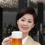 “ういっ”。長山洋子が女性のためのストレス解消ソング「美味しいお酒 飲めりゃいい」の発売を記念し、松屋銀座の屋上ビアガーデンで一日店長
