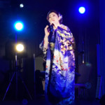 デビュー15周年の入山アキ子が地元 山口県でディナーショーを開催。記念曲「一泊二日」にちなんでファンと“一泊二日”の山口観光ツアーも。