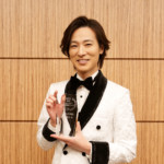 山内惠介の「こころ万華鏡」が「2023 年間 USEN HIT 演歌／歌謡曲ランキング」で1位獲得。「今回の賞を来年につなげたい！」