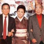デビュー55周年を迎える松前ひろ子が新曲「おんなの恋路」発表会を開催。いではく氏と弦哲也氏による三重唱での新曲披露に「幸せです」