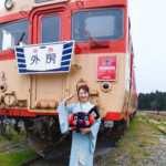“歌う看護師”入山アキ子が「鉄道カラオケ」に特別参加。昭和歌謡や最新曲「一泊二日」を披露