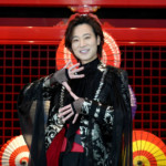 山内惠介が羽田空港「江戸舞台」で新曲「紅の蝶」を披露。「飛行機になったような気持ちで歌いました（笑）」。海外ツアーへの野望も