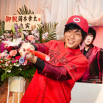 岡本幸太が新曲「君に愛がとまらない」発表会。サビの“くるくるダンス”でファンと一体に！ 　広島東洋カープのように新曲をヒットさせて勝鯉！