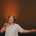 上沼恵美子が新曲「人生泣き笑い」を熱唱。愛あるのツッコミに会場も爆笑。ファンとの絆を確認した歌と笑いの感謝祭