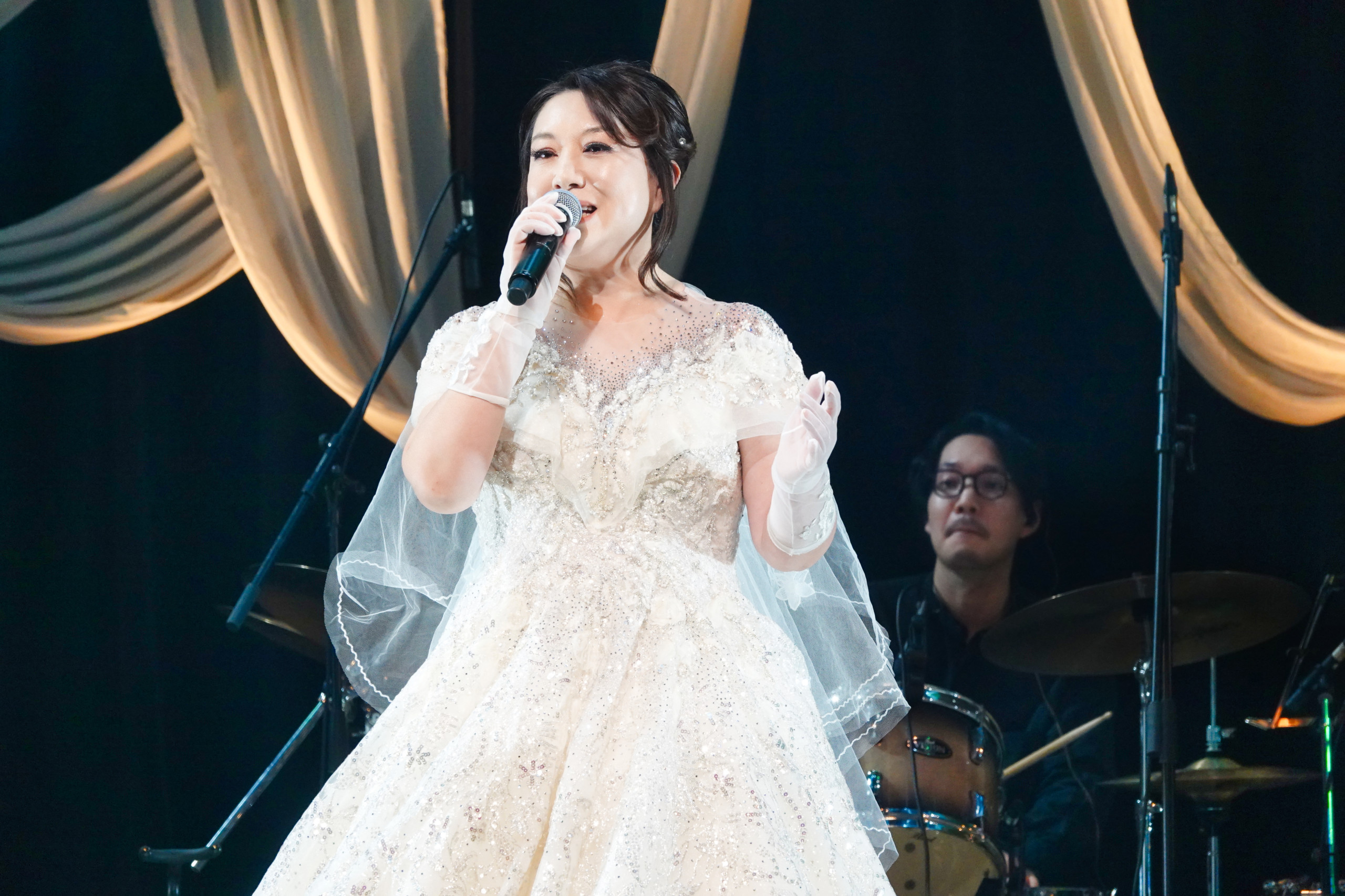 郭静、テレサ・テンの没後30周年記念チャリティーコンサート