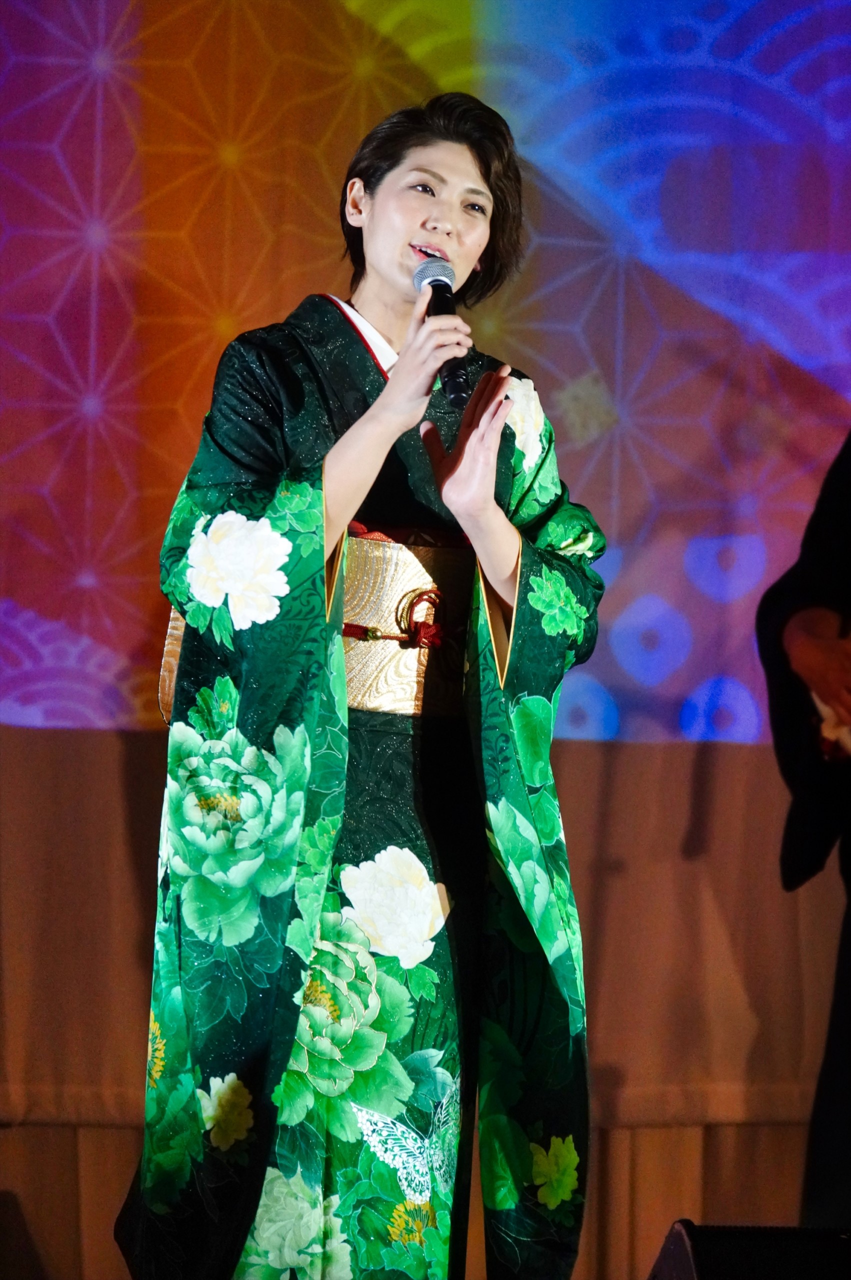 おもだか秋子、白石あき