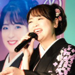 “さわやか娘”平山花羽、涙のデビューコンベンション。師匠・松前ひろ子と誓う「年末の大きな勲章」
