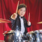 三山ひろし、2026年第1弾は渾身の“叩き語り”ロック演歌！ 新曲「花とサムライ」MVで驚異のドラムテクニックを披露