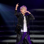 “アッシュグレー”でイメチェンの辰巳ゆうとが地元・大阪でデビュー9年目の幕開け！　円広志との初コラボに1,900人が熱狂、過去最大規模のツアーへ弾み！