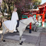 辰巳ゆうと、白馬に跨る“演歌界の王子様”が降臨! 新曲「ロンリー・ジェネレーション」ヒット祈願で午年の大逃げ宣言