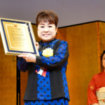 天童よしみ、浅草の地に手形を刻む! 「スターの手形」顕彰式で「緊張してやせてしまった」(!?)。爆笑問題から最高のいじりも!