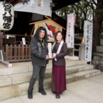 葉月みなみが世界戦略第8弾「終着小樽駅」を配信し、大宮八幡宮で新曲ヒット祈願。AIを活用し、人が魂を吹き込んだ新・ドラマティック歌謡