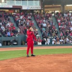 岡本幸太、地元マツダスタジアムで感無量の国歌斉唱！　赤いスーツで大好きな広島カープに歌声のエール